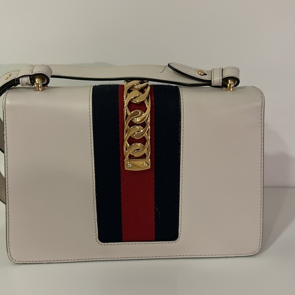 GUCCI Sylvie Embroidered Floral Shoulder Bag in White! - Picture 5 of 13